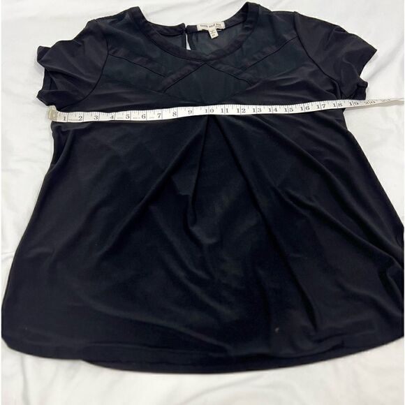 Faith & Joy black short sleeve top back close button size M - Picture 2 of 6